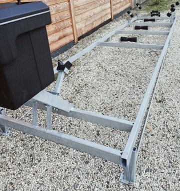 Havenbok voor uw eigen haven. Met een gedeelte zichtbaar van een zwarte beschermkoffer van een elektrische lier.